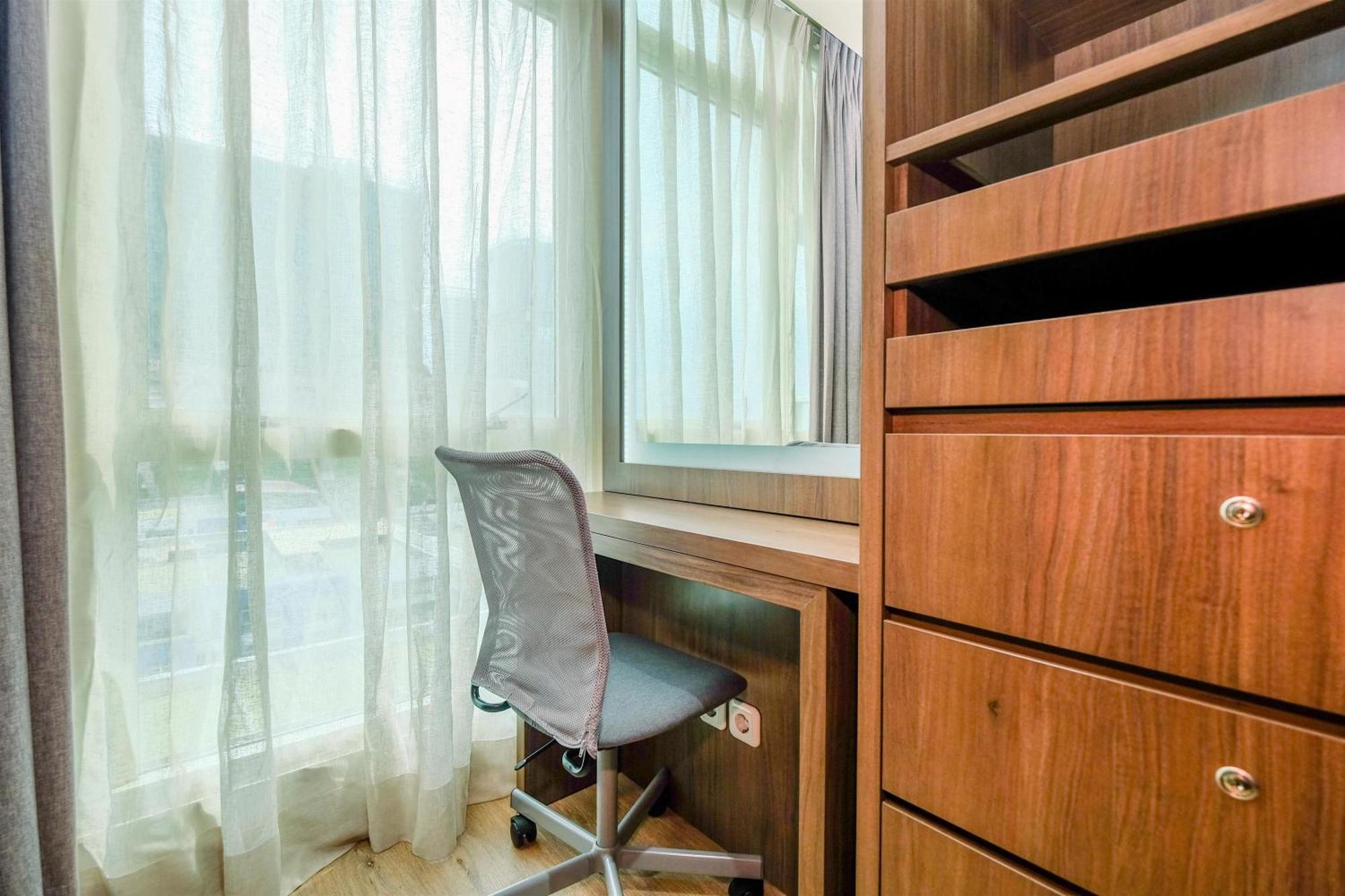Apartemen And Elegant 1br At The Kensington Royal By Travelio *